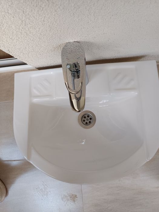 Порцеланов умивалник с стоящ смесител