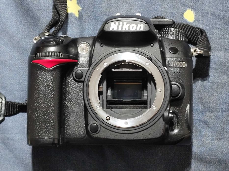 Фотоапарат „Nikon“ с три обектива
