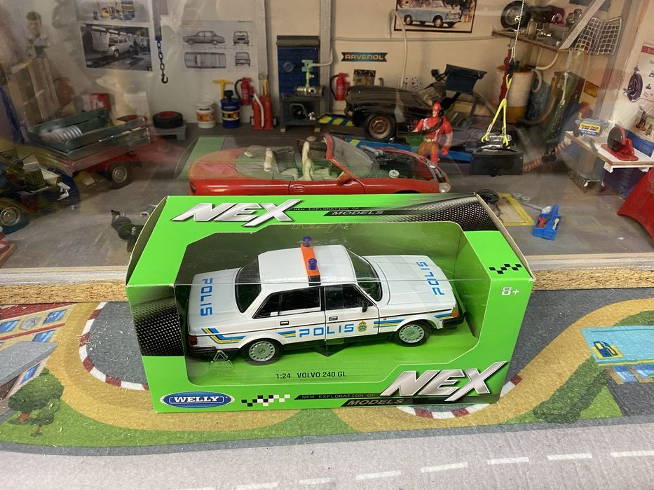 WELLY VOLVO 240 GL POLITIA SUEDIA machetă auto scara 1:24 (18cm)