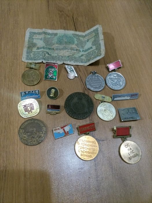 Значки +банкнота от 250лв