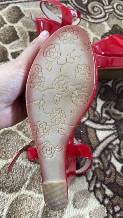 Продам 2 пары туфли в отличном состоянии