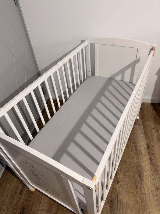 Patut din lemn masiv 120x60 cm Bria alb cu laterala culisanta si saltea cocos LUX 120x60x12 cm, reglabil pe 3 nivele