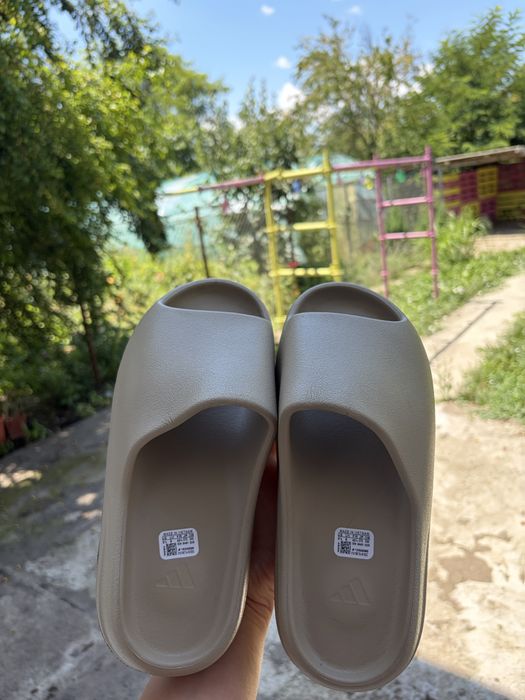 Yeezy Slides Earth Brown