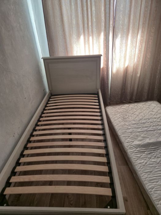 Продам односпальную кровать с матрасом