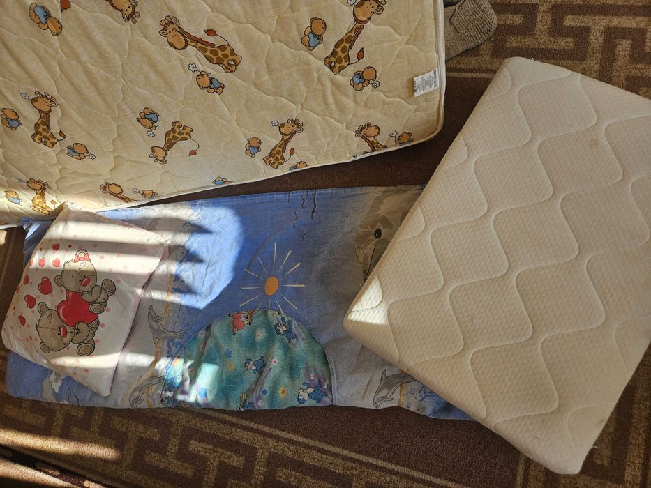 Продавам сгъваема кошара,два матрака,възглавница и олекотена завивка