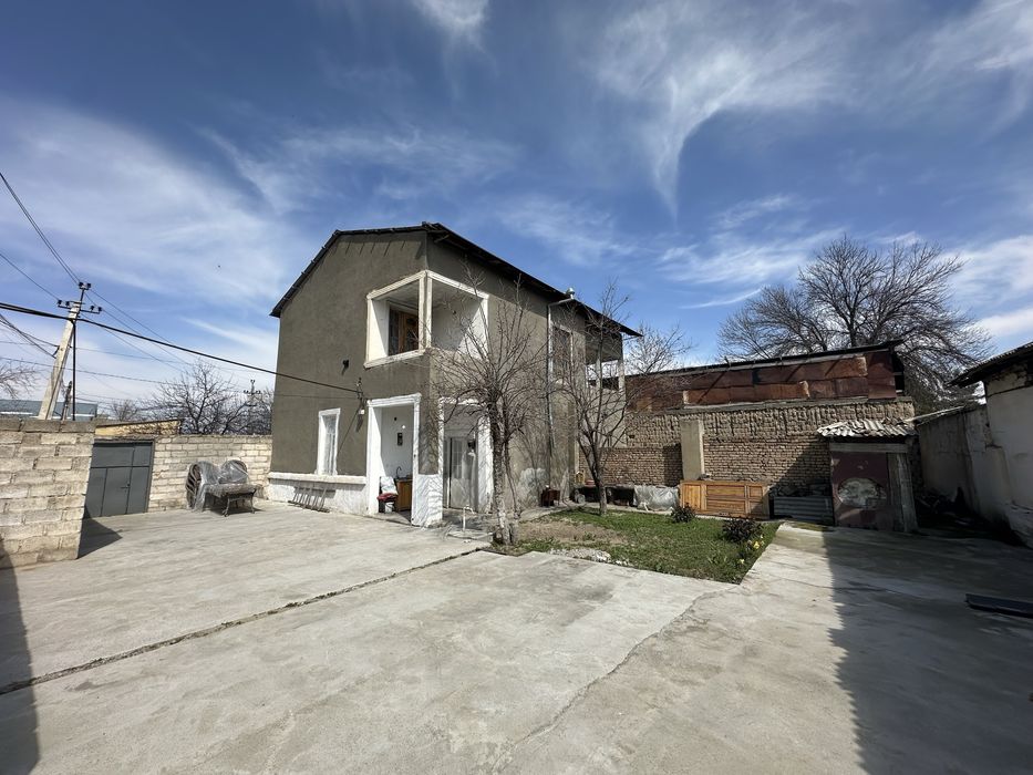 Hovli sotiladi Xishrav Qurgonida 7 sotiq 2 etajli