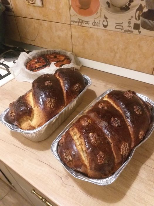 Preiau comenzi cozonaci de casa  cu ciocolată si fistic sau tradiționa