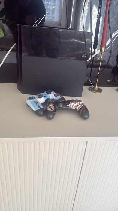 PlayStation 4 черного цвета