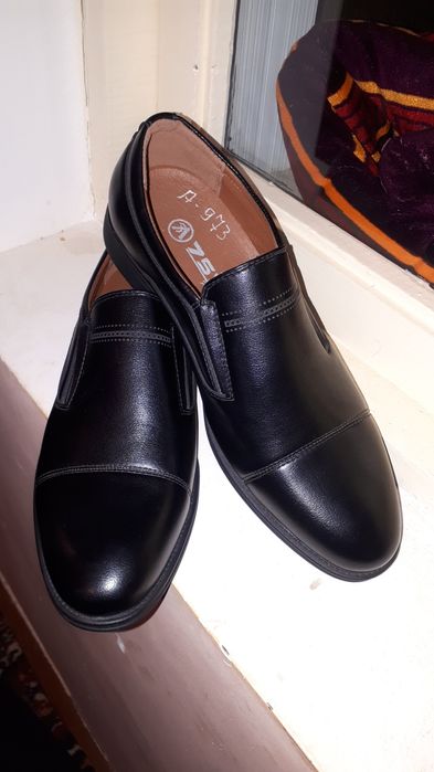 Аяк кийимлер сатылады