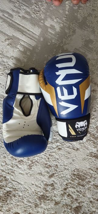 Шлем и перчатки для бокса