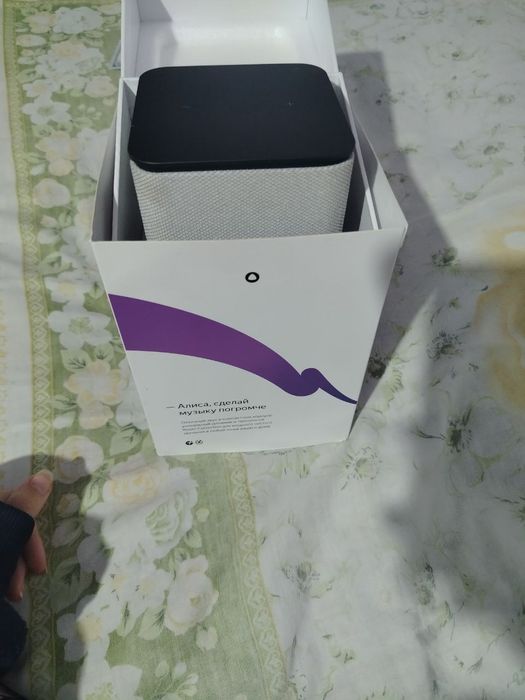 Серая Яндекс-станция с Алисой