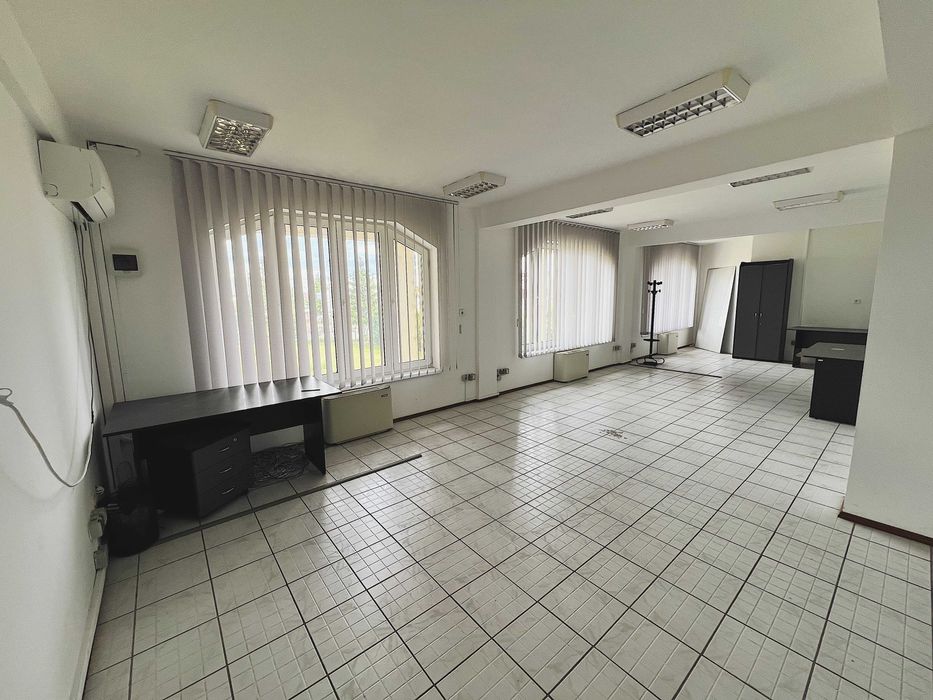 Vand cladire in Piatra Neamt cu 2200 m2 teren