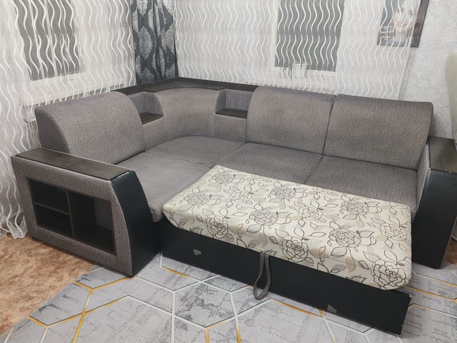 Продам угловой диван, раскладывается.