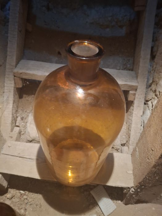 Бутелдер 20 литрлік сатылады. Продается бутели.