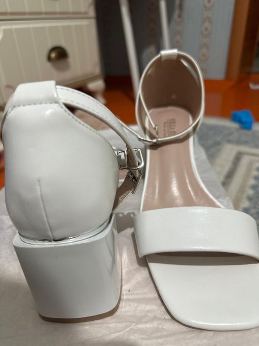 Аяк киімдер сатылады