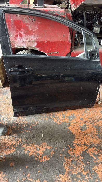 На Yaris хэтбек 2005- крылья двери