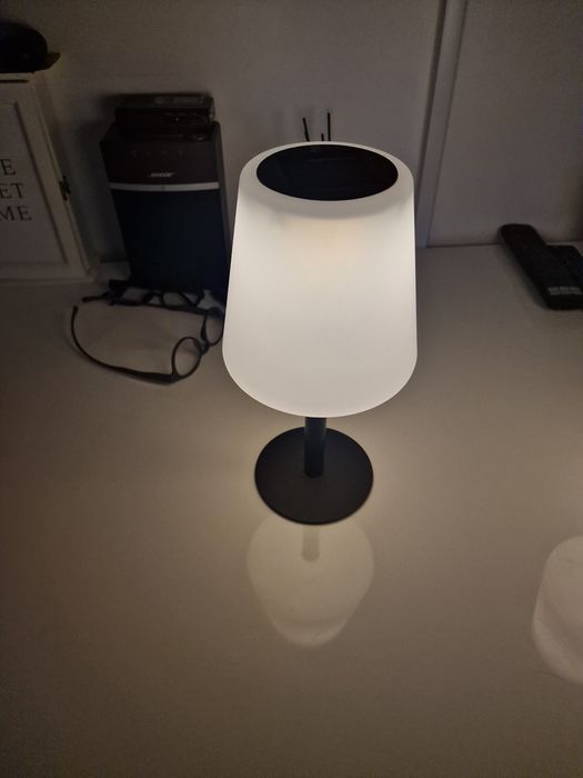 Lampă de masă solară