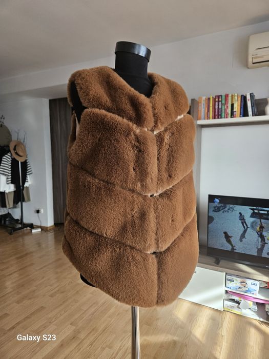 Vesta blana artificiala.100 lei