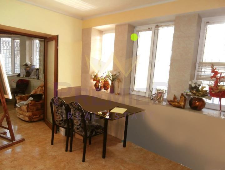 Продава се Тристаен апартамент в Бургас, Център - 50 кв.м за 1224 €/кв.м - Снимка #1