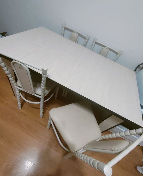 Стол со стульями