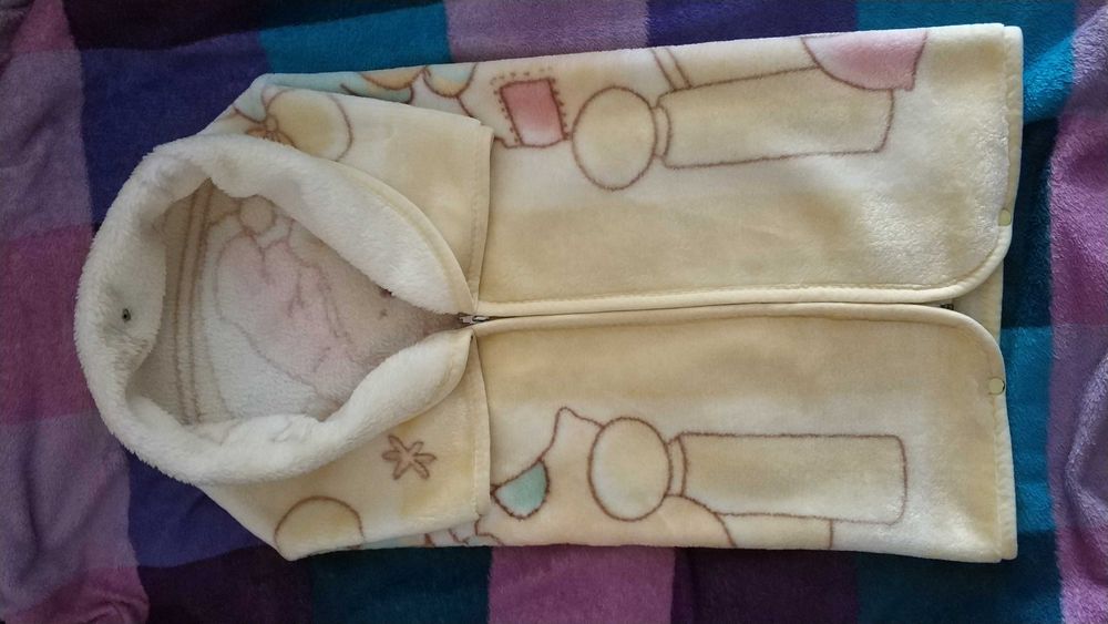 Порт-бебе, ръчно плетено одеало, памучна пелена и подаръци