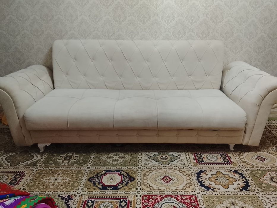 Продаётся диван дёшево.