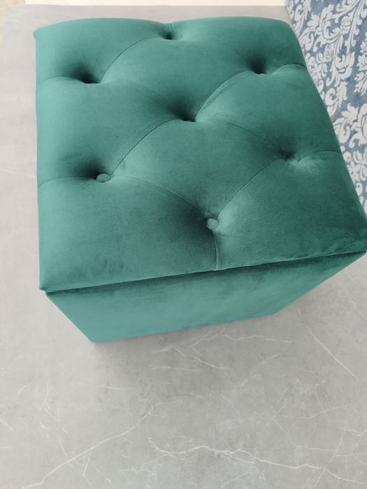 Vând taburet tapițat Chesterfield catifea verde smarald cu spatiu pent