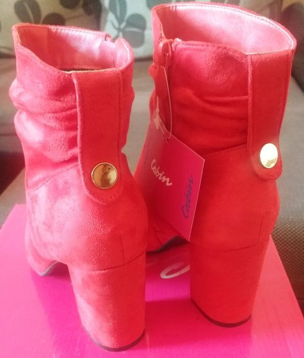 Червени елегантни боти