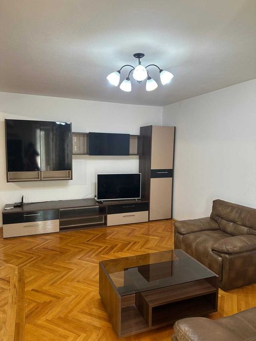 Inchiriez apartament 3 camere - Centru