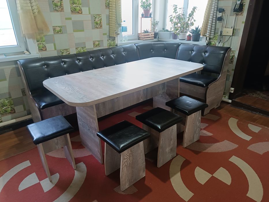 Кухонный уголок с табуретками