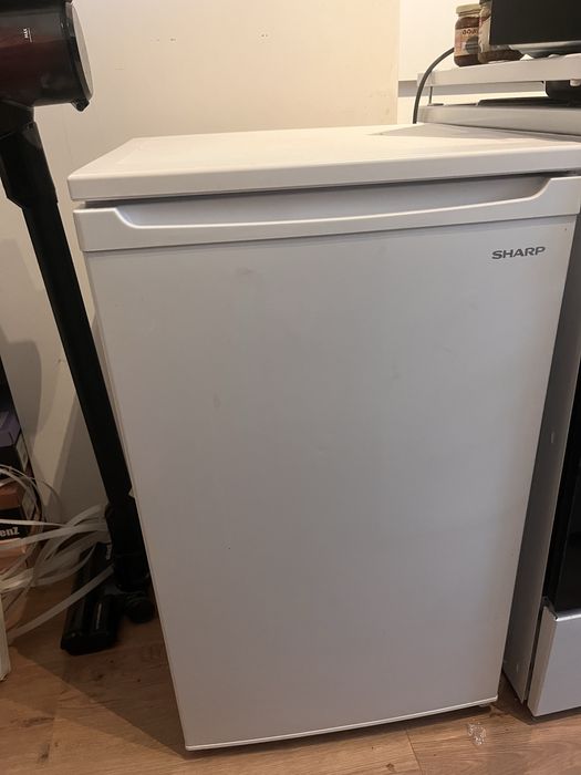 Малък Хладилник с фризер Sharp