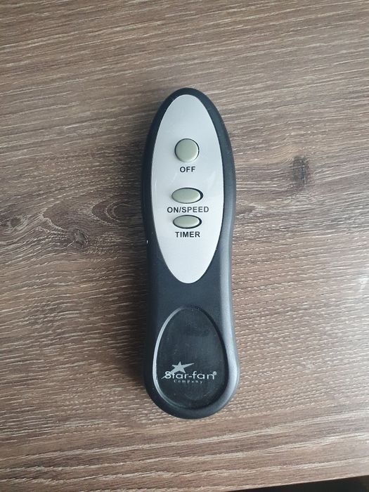 Ventilator cu picior reglabil și telecomandă