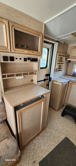 Двуместна каравана