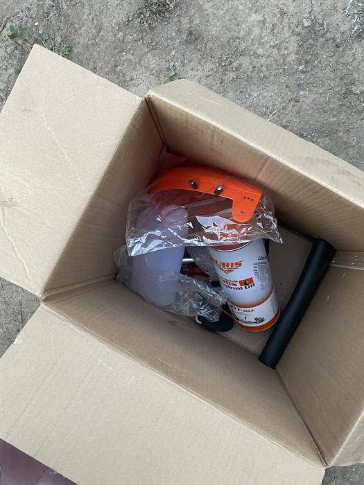 Vand 2 masini de tuns iarba