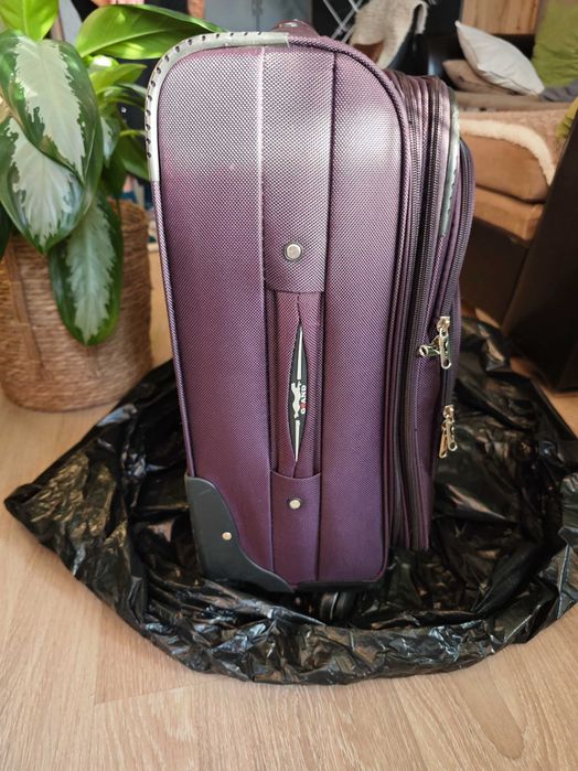 Продавам малък куфар Grand Ghepard