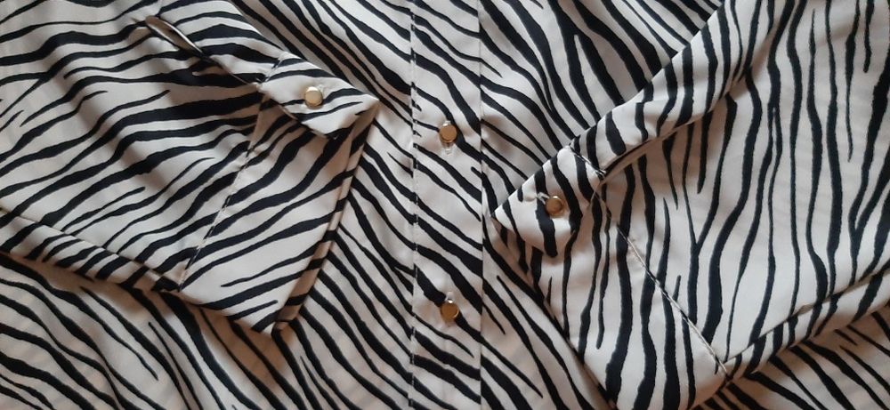 Cămașă  Zara marimea M ,model mai larg