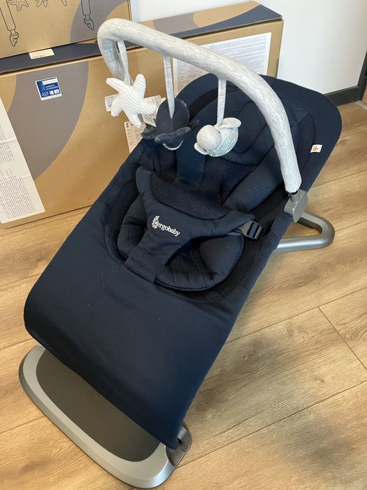 Ergobaby бебешки шезлонг 3в1 + борд с играчки
