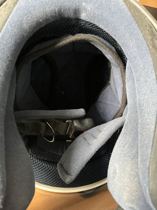 Червено бяла каска на AGU