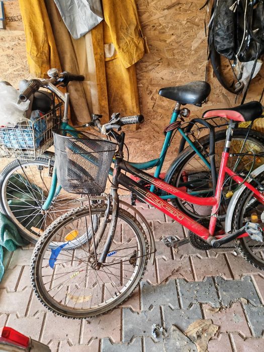 Vând trei biciclete la preț de una