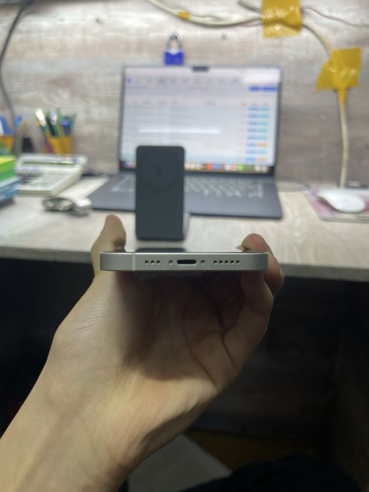 Продам Айфон 12