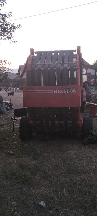 Vând balotieră Hesston 570