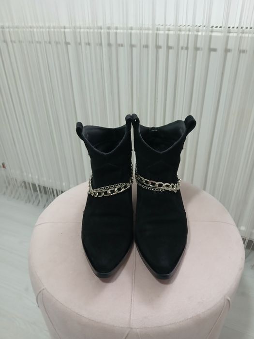 Ciocate / Botine  din piele întoarsă marimea 38/ 24 cm interior.