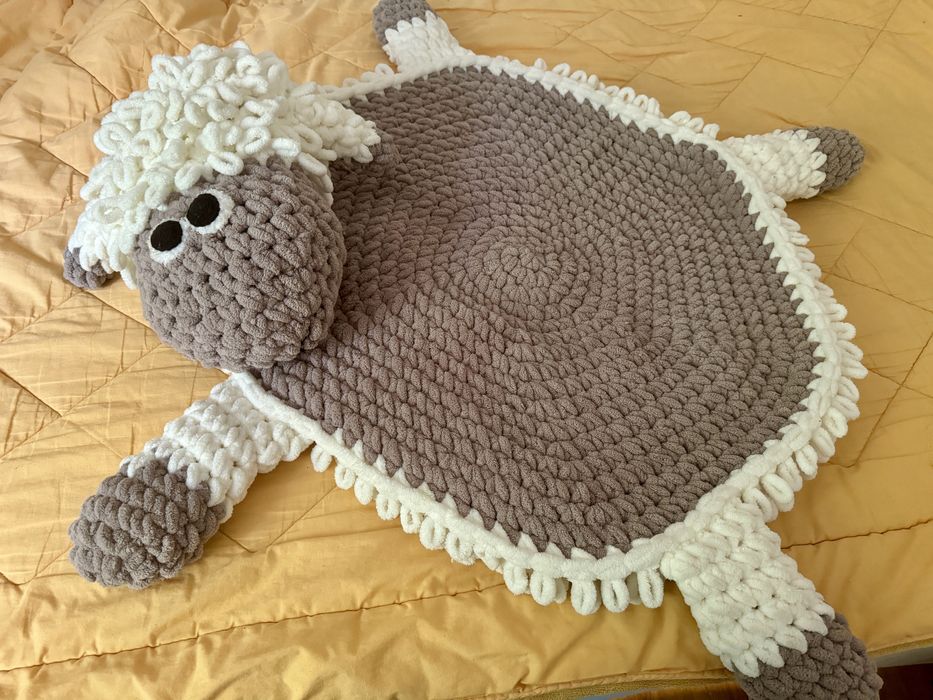 Ръчно плетено килимче овчица и одеалце