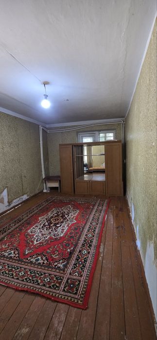 Чирчик шахар пед институт ётокхонаси ёнида 1-хонали 1-этаж 2х6 балкони