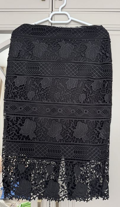 Fusta Neagra din Dantelă