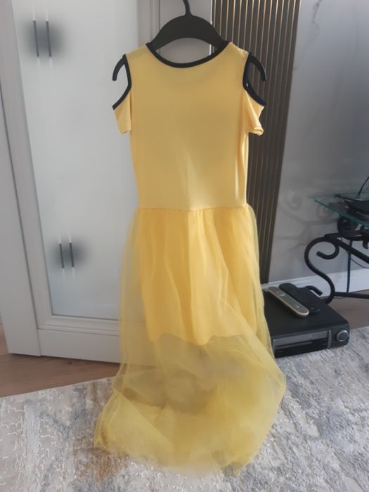 Продается желтое платье размер 140