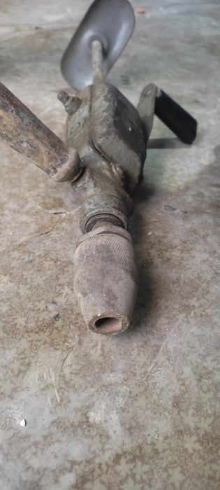 Дрель ручной в рабочем состоянии