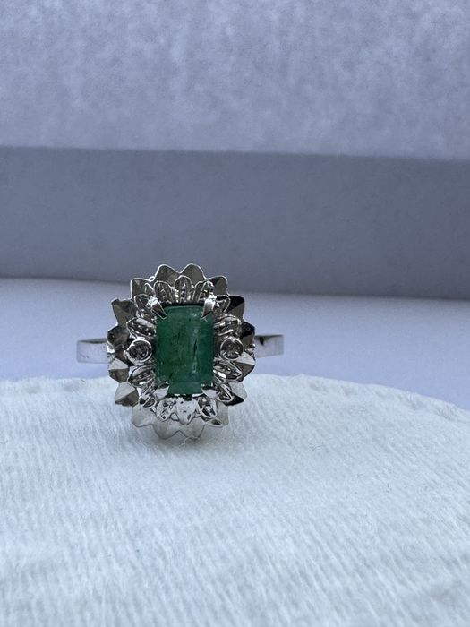 Inel aur alb 18k cu smarald și diamante laterale – mărimea 54