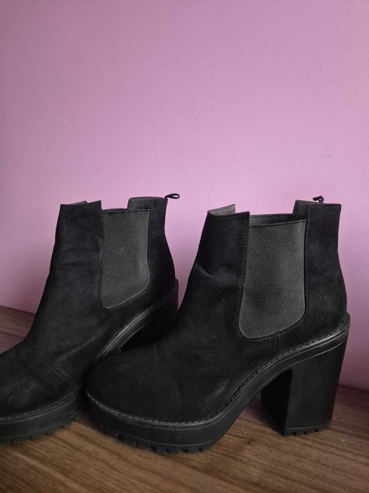 Дамски велурени боти 10€.