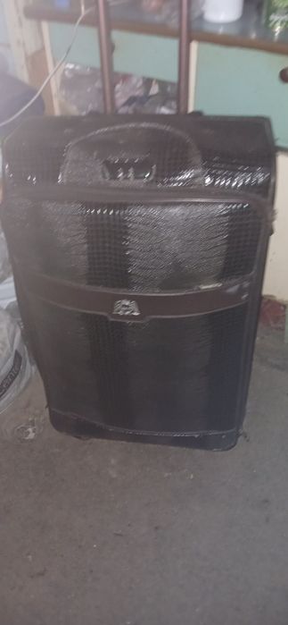 Продам чемодан вместительный очень